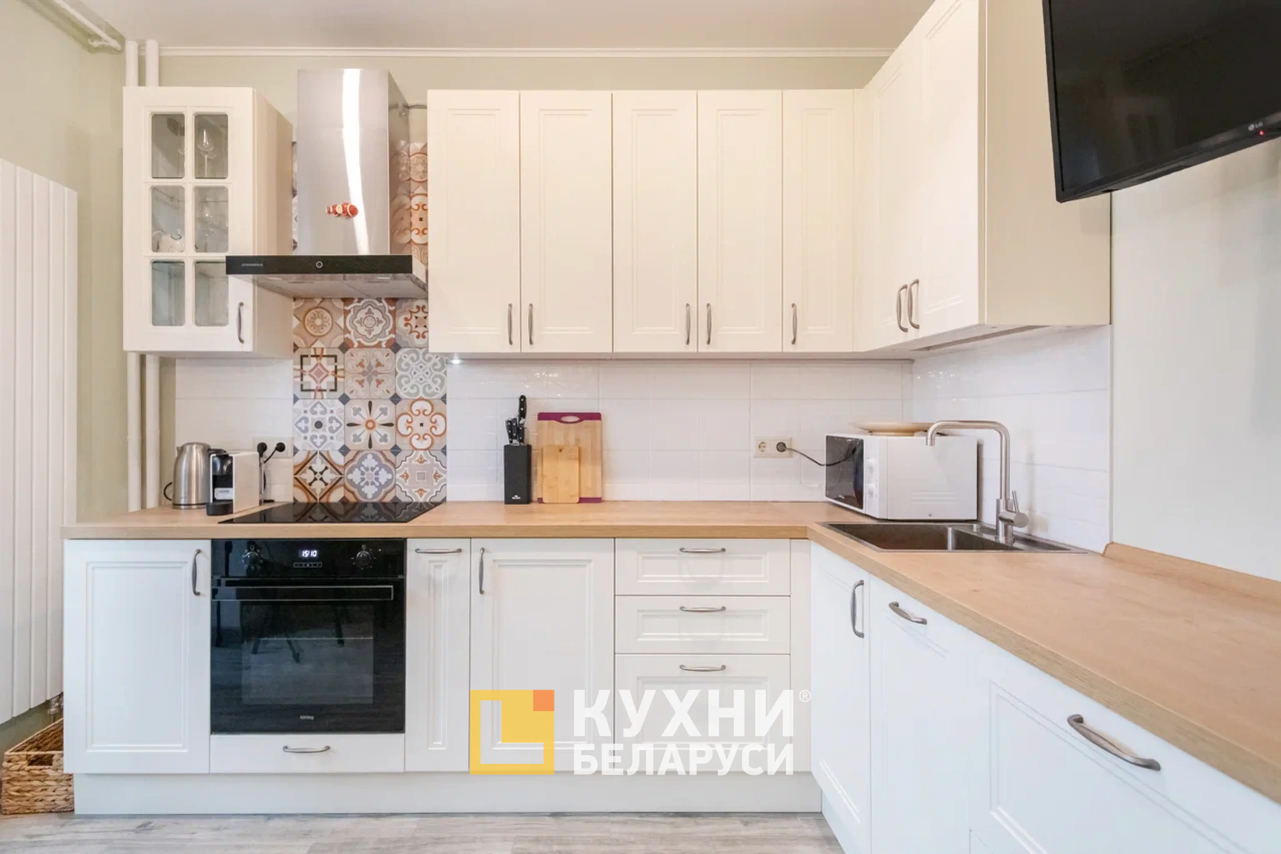 Белая кухня с деревянной столешницей: 42 фото в интерьере